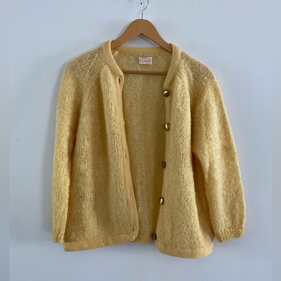 SOLD ELSEWHERE - Vintage 70s/80s wool buttercream button-up cardigan - S-M - Picture 4 of 9